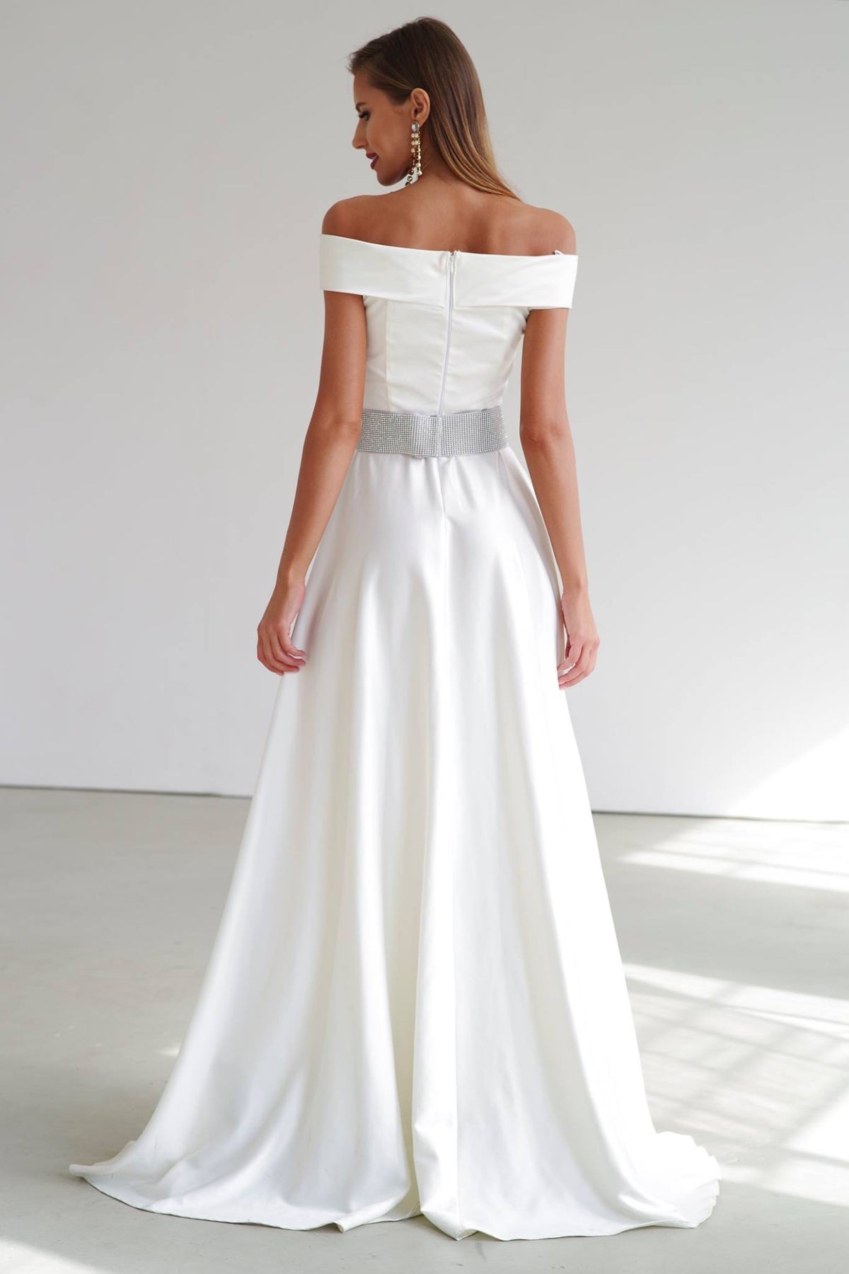 Abito lungo bianco-avorio Artista con scollatura a barchetta e cintura con strass rimovibile, elegante e femminile.