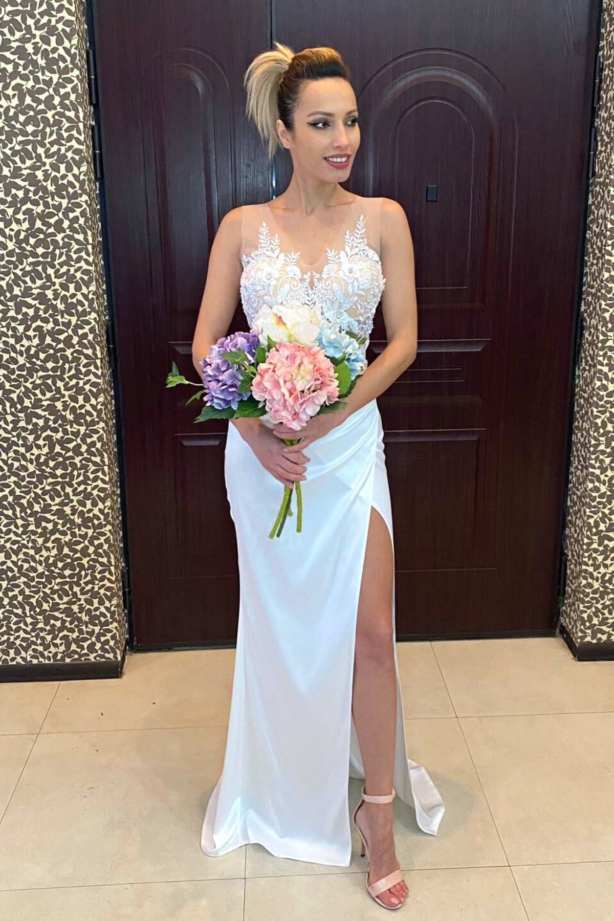 Abito lungo bianco Moda-Mania con corpetto a fiori 3D e gonna a tulipano in taffetà, elegante e femminile.