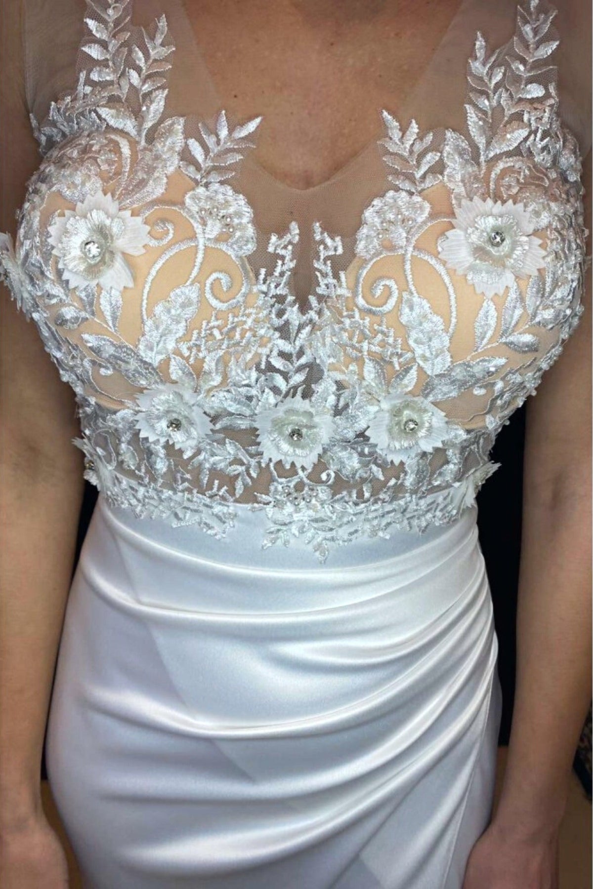 Abito lungo bianco Moda-Mania con corpetto a fiori 3D e gonna a tulipano in taffetà, elegante e femminile.