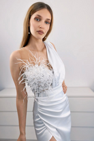 Abito lungo bianco Moda-Mania con corpetto fiorato, dettagli in piume e gonna a tulipano in taffetà, elegante e sofisticato.