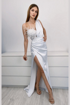Abito lungo bianco Moda-Mania con corpetto fiorato, dettagli di piume e gonna a tulipano in taffetà, elegante e raffinato.