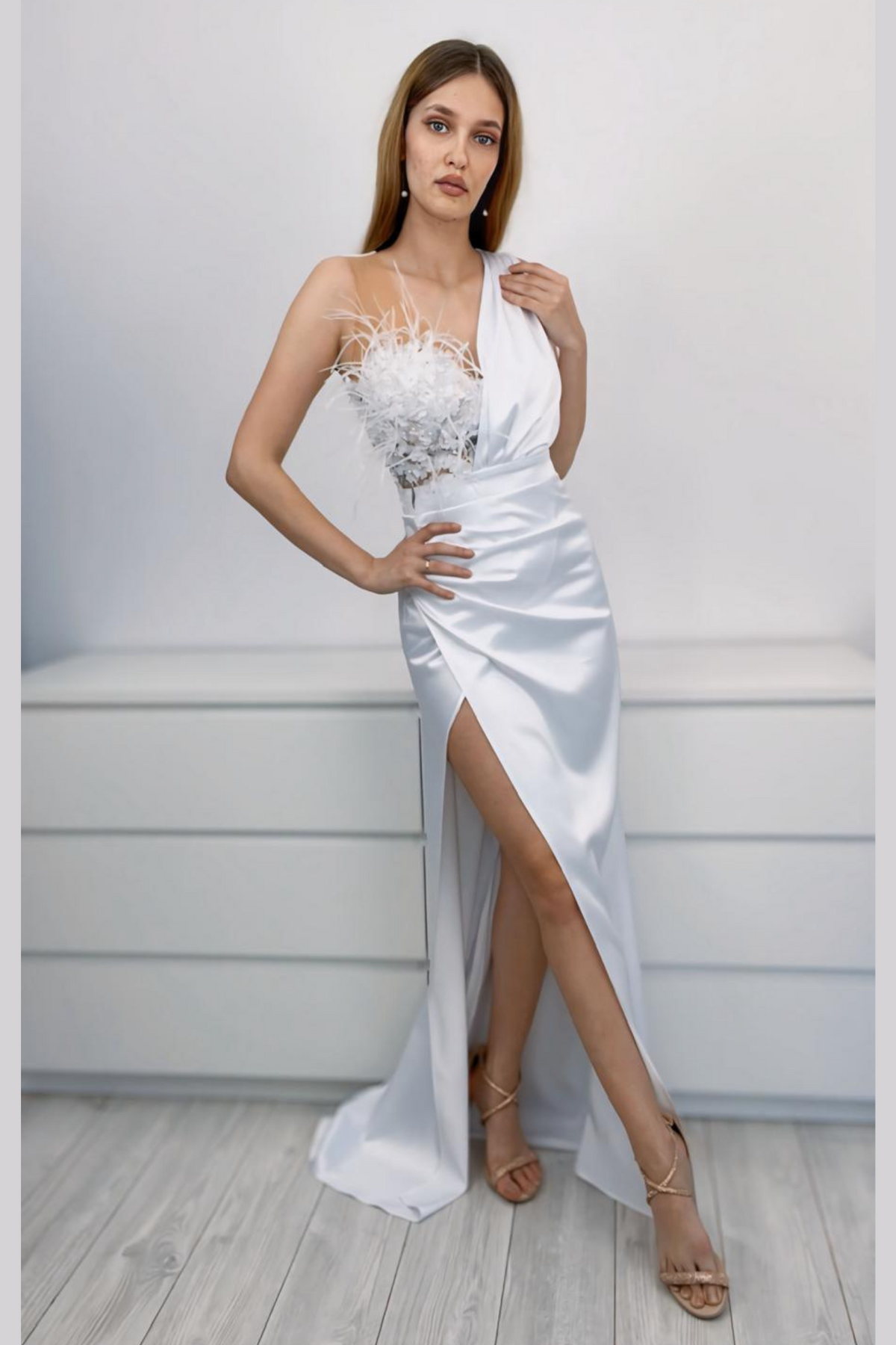 Abito lungo bianco Moda-Mania con corpetto fiorito, dettagli in piume e gonna a tulipano in taffetà, stile elegante e raffinato.