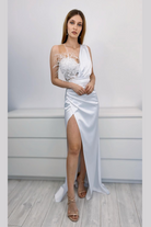 Abito lungo bianco Moda-Mania con corpetto floreale, dettagli in piume e gonna a tulipano in taffetà, elegante e femminile.