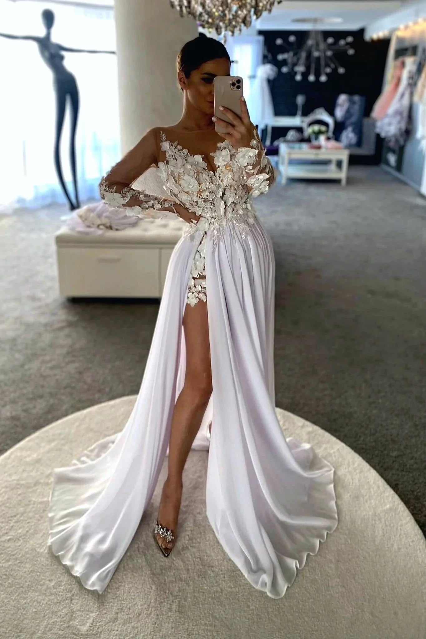 Abito lungo bianco con lo strascico e corpetto in tulle nude a fiori 3D |  Moda Mania