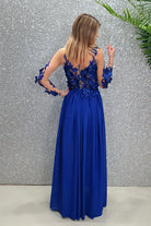 Abito lungo blu elettrico Moda-Mania con strascico e corpetto in tulle nude con fiori 3D, elegante e raffinato.