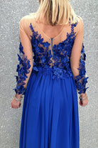 Abito lungo blu elettrico Moda-Mania con strascico e corpetto in tulle nude con fiori 3D, elegante e sofisticato.