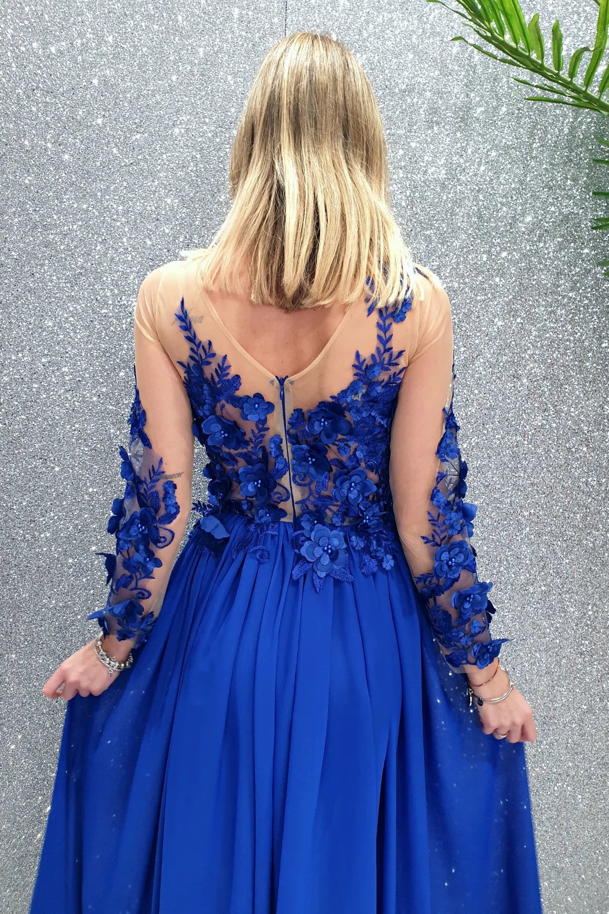 Abito lungo blu elettrico Axa con strascico e corpetto in tulle nude con fiori 3D, vestito elegante Moda-Mania.