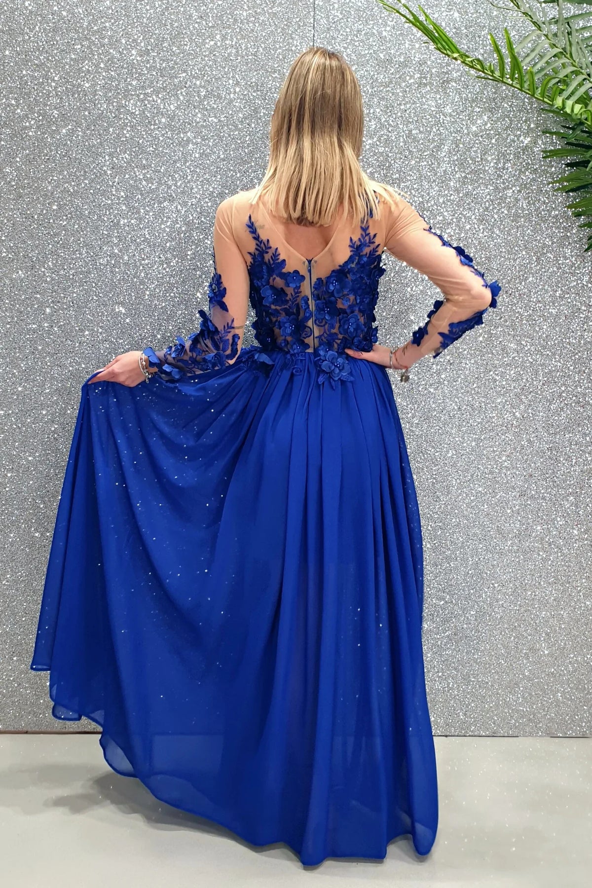 Abito lungo blu elettrico Moda-Mania con strascico e corpetto in tulle nude con fiori 3D, elegante e sofisticato.