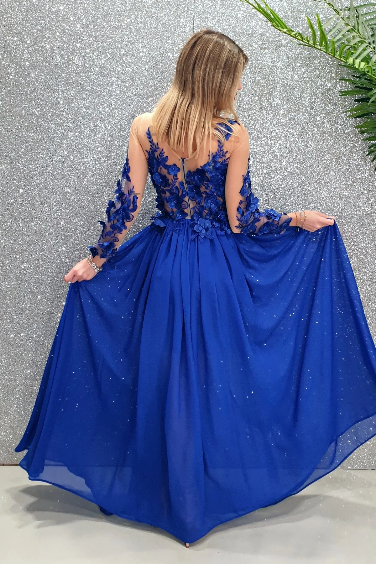 Abito lungo blu elettrico Axa con strascico e corpetto in tulle nude con fiori 3D, firmato Moda-Mania.