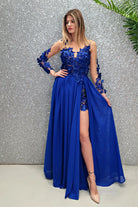 Abito lungo blu elettrico Moda-Mania con strascico e corpetto in tulle nude con fiori 3D, elegante e sofisticato.