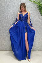 Abito lungo blu elettrico Moda-Mania con strascico e corpetto in tulle nude con fiori 3D, elegante e sofisticato.
