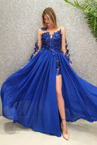 Abito lungo blu elettrico Moda-Mania con strascico e corpetto in tulle nude con fiori 3D, elegante e sofisticato.
