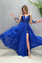 Abito lungo blu elettrico Axa con strascico e corpetto in tulle nude a fiori 3D, moda elegante Moda-Mania.