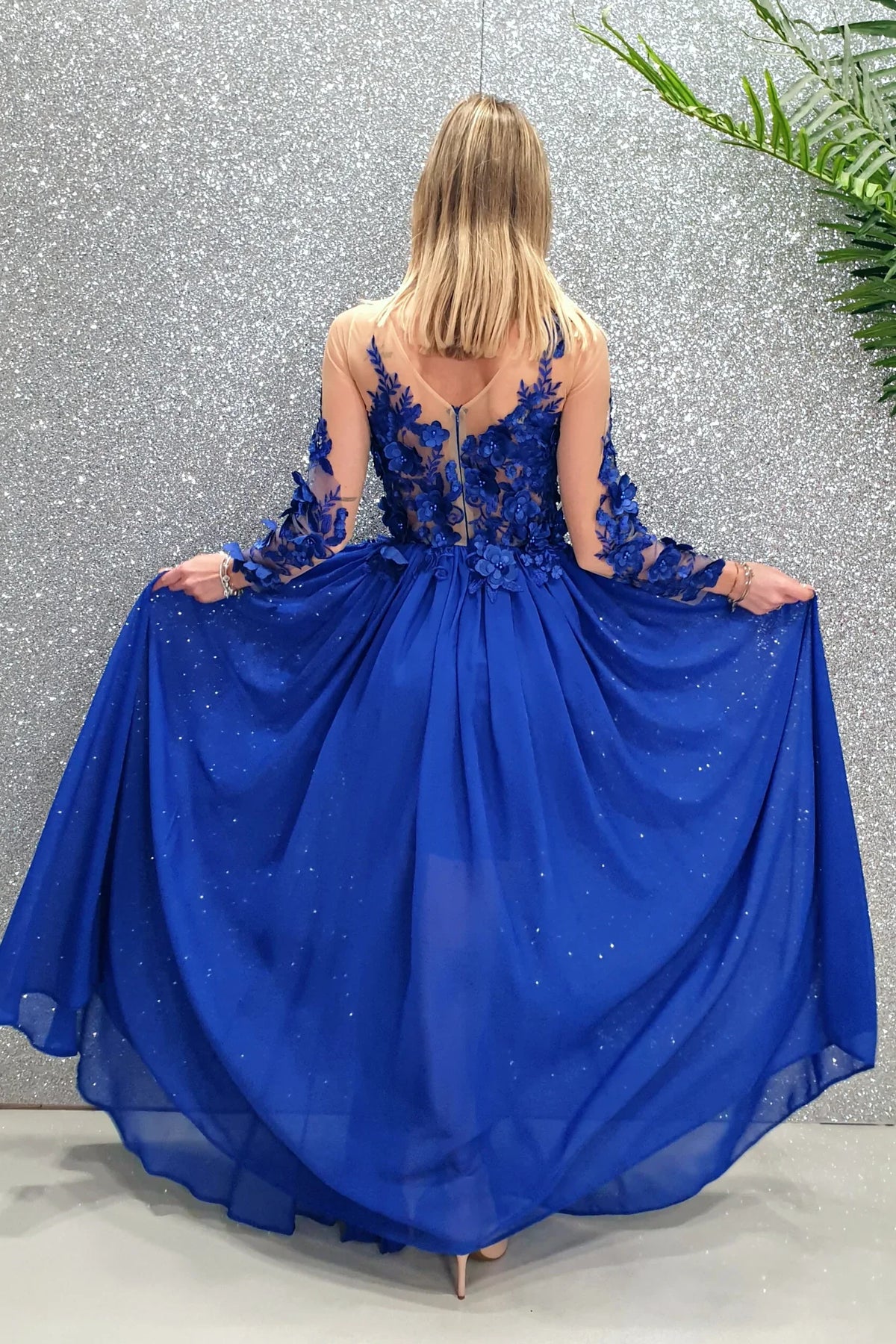 Abito lungo blu elettrico Axa con strascico e corpetto in tulle nude con fiori 3D, firma Moda-Mania.