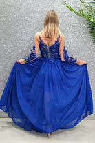 Abito lungo blu elettrico Axa con strascico e corpetto in tulle nude con fiori 3D, firma Moda-Mania.