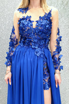 Abito lungo blu elettrico Moda-Mania con strascico e corpetto in tulle nude con fiori 3D, elegante e femminile.