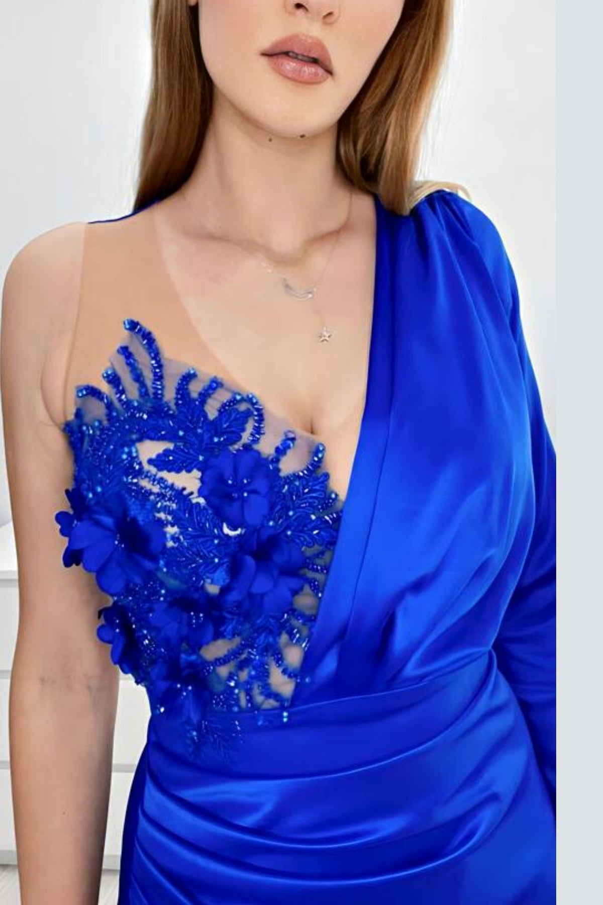 Abito lungo blu elettrico Moda-Mania con manica monomaniaca e gonna a tulipano in taffetà, elegante e alla moda.