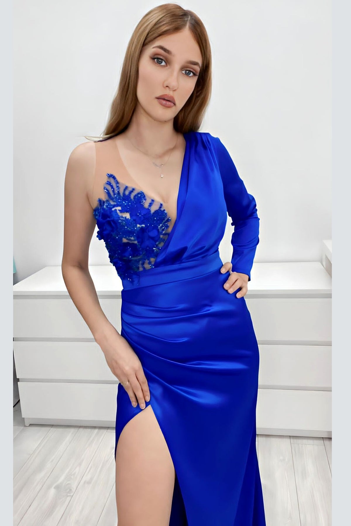 Abito lungo blu elettrico Moda-Mania con manica monomaniaca e gonna a tulipano in taffetà, dettagli eleganti e moderni