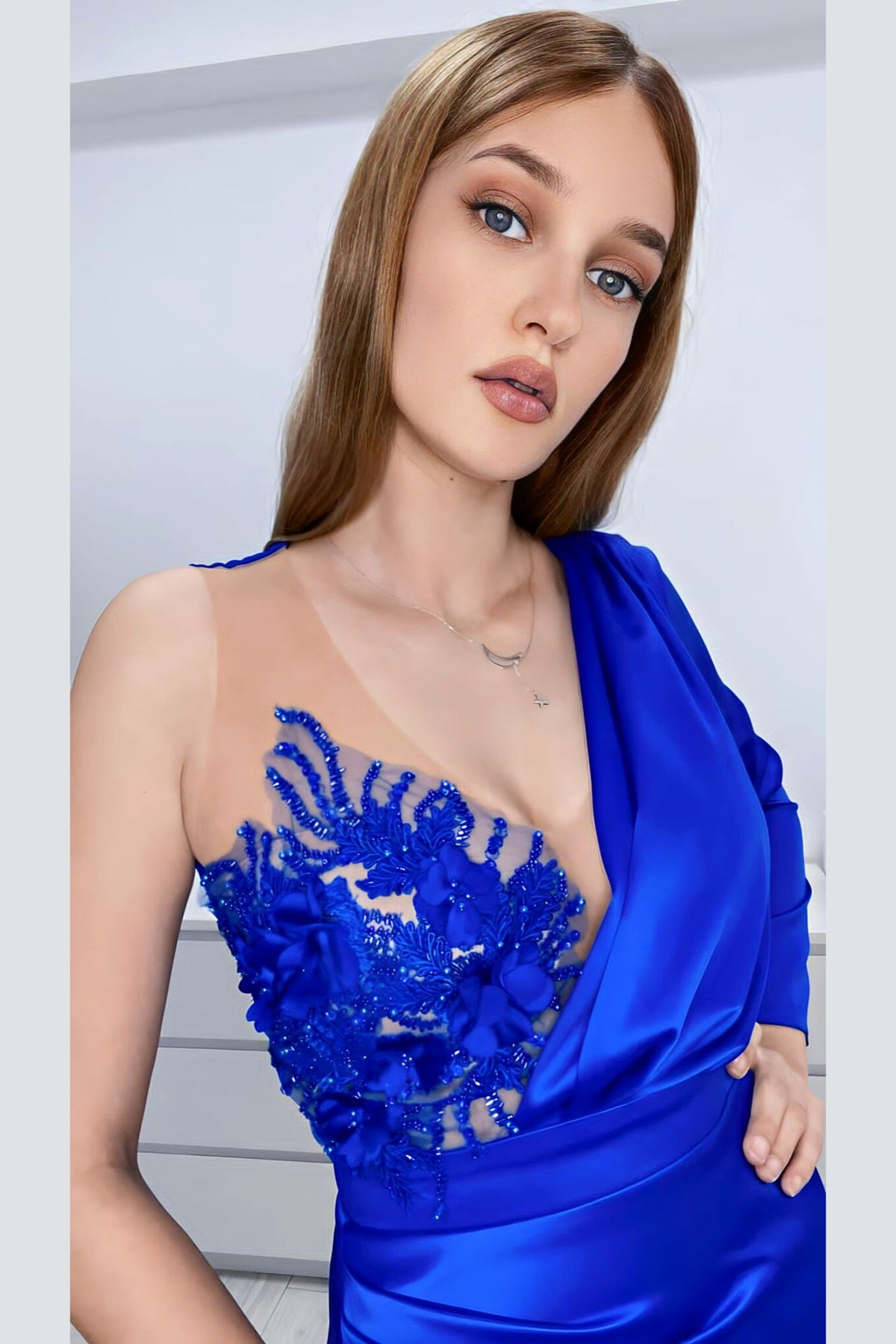 Abito lungo blu elettrico Moda-Mania con monomaniaca Axa e gonna a tulipano in taffetà, dettagli eleganti e raffinati.