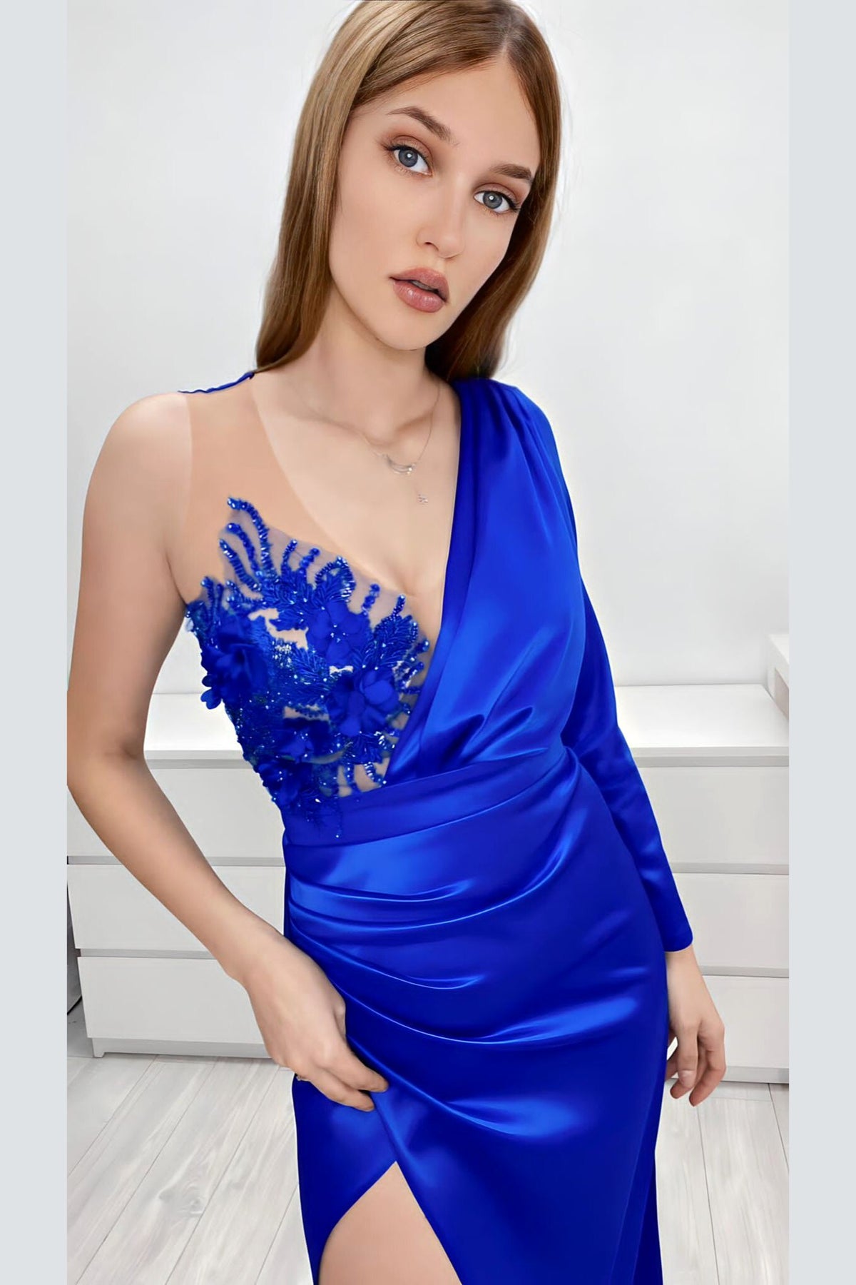 Abito lungo blu elettrico Moda-Mania con monomaniaca Axa e gonna a tulipano in taffetà, dettagli eleganti e raffinati