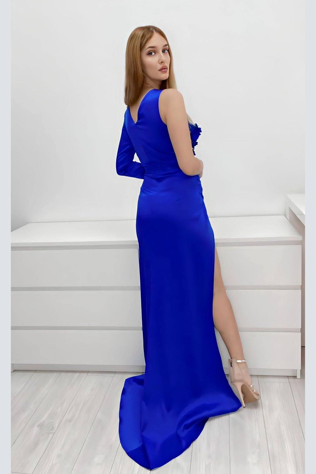 Abito lungo blu elettrico Moda-Mania con maniche monomaniaca e gonna a tulipano in taffetà, dettagli eleganti e moderni.