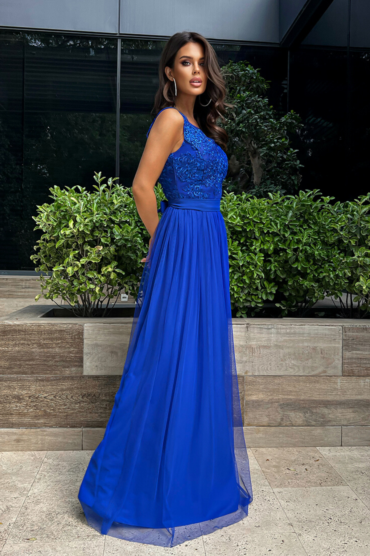 Abito lungo blu elettrico svasato con corpetto ricamato e gonna in tulle, elegante abito da sera di Moda-Mania.