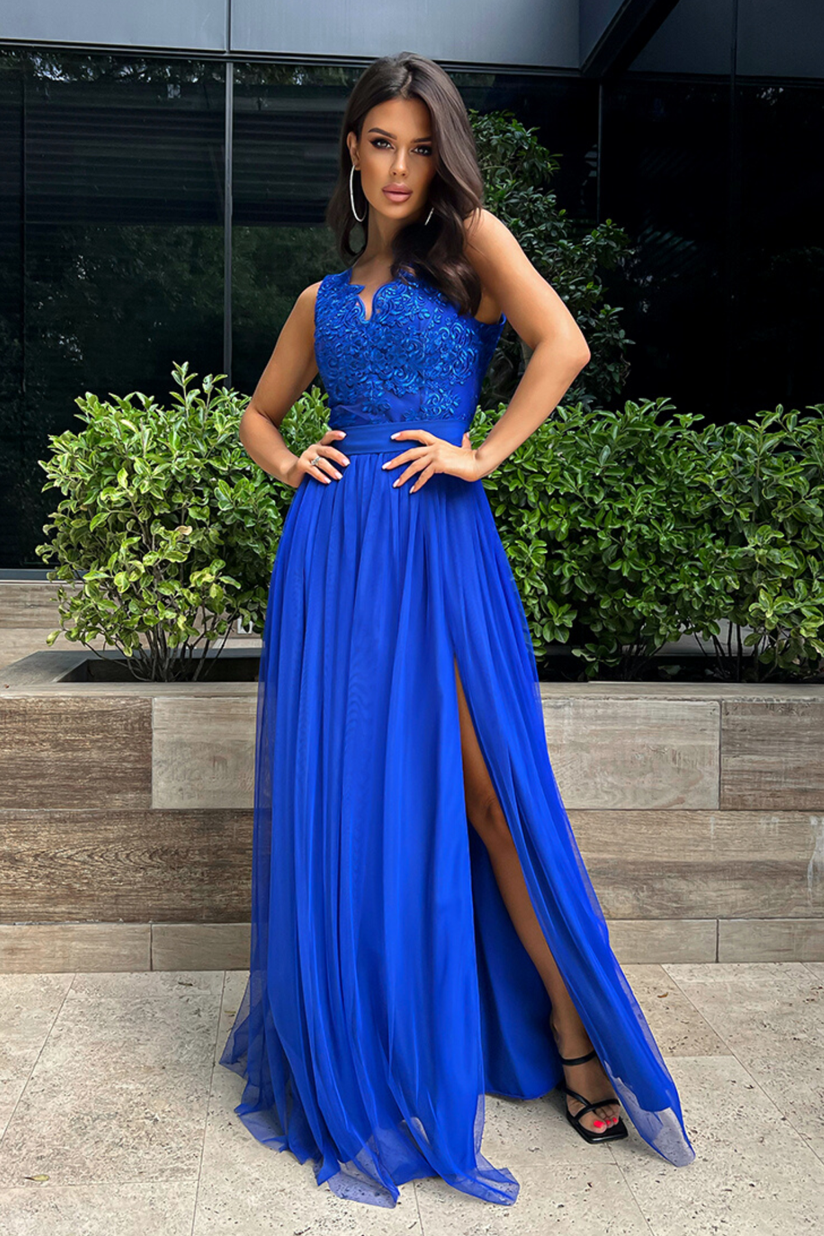 Abito lungo blu elettrico svasato di Moda-Mania con corpetto ricamato e gonna in tulle, elegante e femminile.