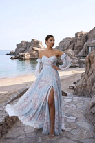 Abito lungo celeste con fantasia floreale in georgette, scollo a cuore e maniche lunghe rimovibili, firmato Moda-Mania.