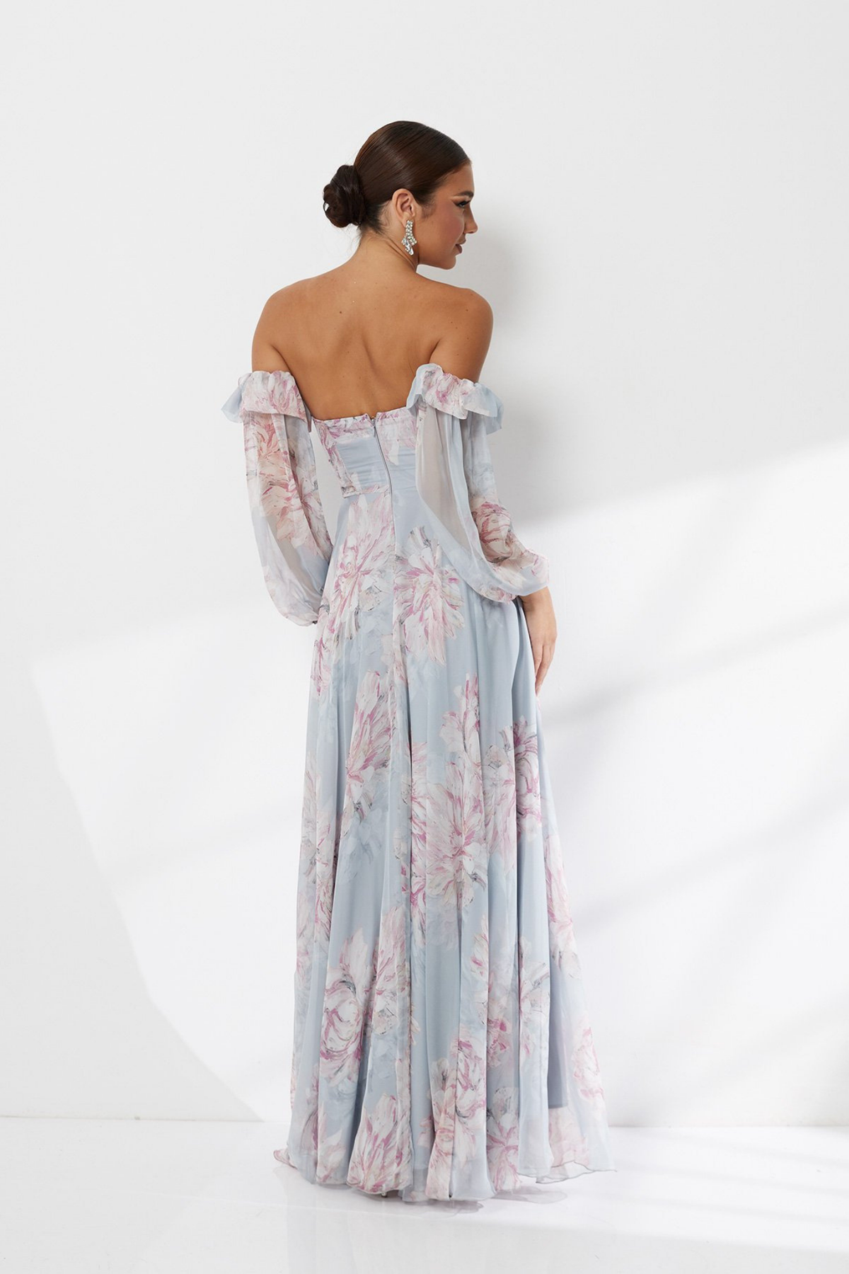 Abito lungo celeste a fantasia floreale in georgette con scollo a cuore e maniche lunghe rimovibili, di Moda-Mania.