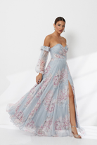 Abito lungo celeste a fantasia floreale in georgette con scollo a cuore e maniche lunghe rimovibili, marca Moda-Mania