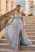 Abito lungo celeste con fantasia floreale in georgette, scollo a cuore e maniche lunghe rimovibili, marca Moda-Mania.