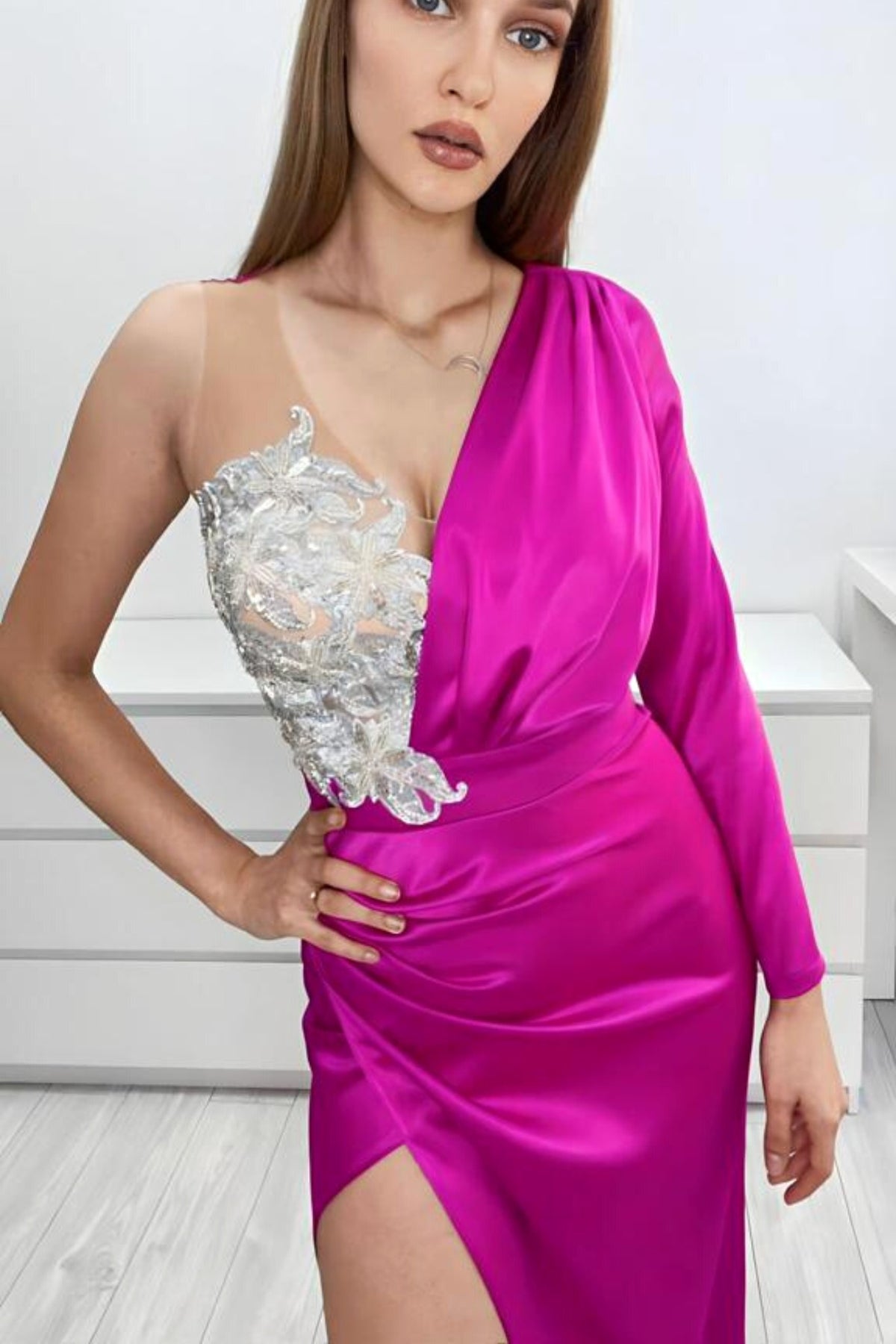 Abito lungo fucsia Moda-Mania con gonna a tulipano in taffetà, design monomaniaca, dettagli eleganti e tessuto leggero.