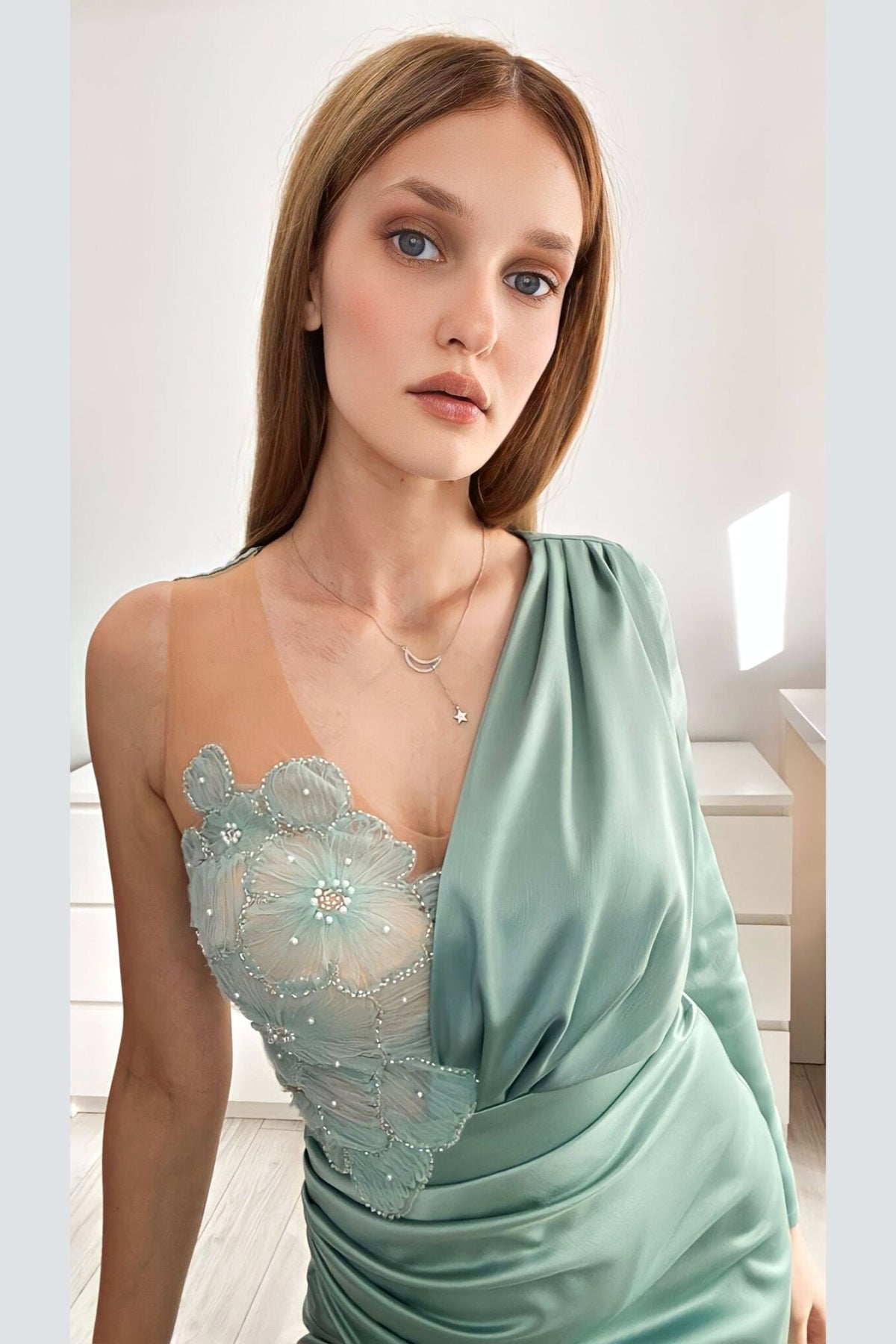 Abito lungo verde menta Moda-Mania con gonna a tulipano in taffetà, stile elegante e femminile.