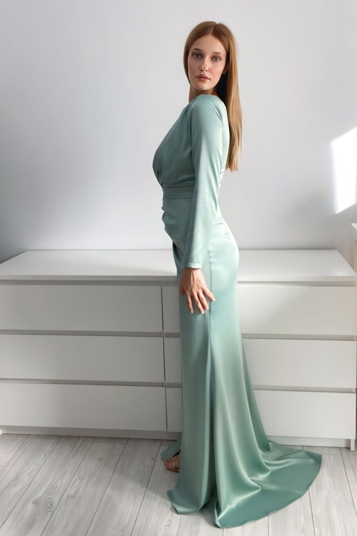 Abito lungo verde menta Moda-Mania con gonna a tulipano in taffetà, stile elegante e raffinato, in tessuto leggero e morbido.