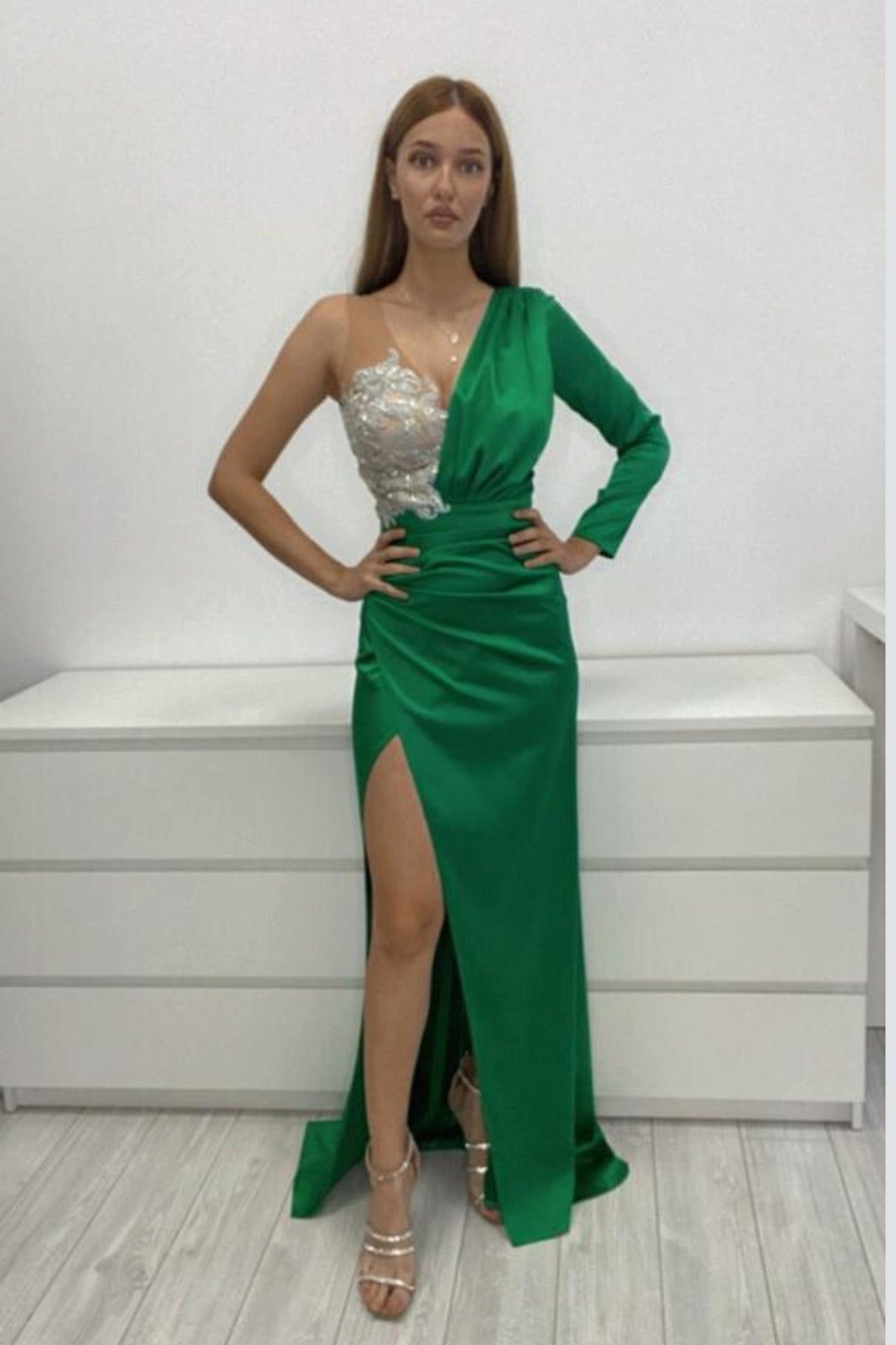 Abito lungo verde Moda-Mania con gonna a tulipano in taffetà, stile monomaniaca, mostrato su modella.