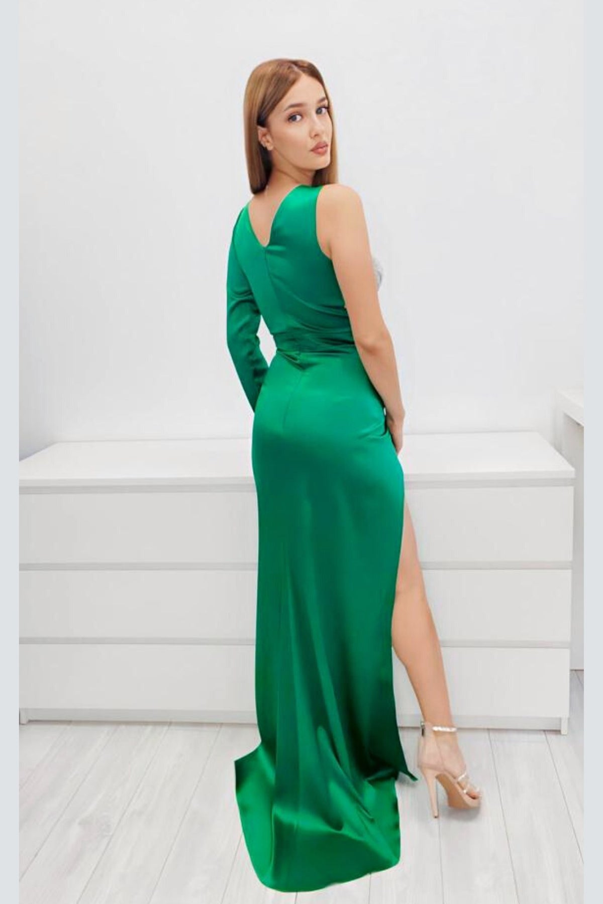 Abito lungo verde Moda-Mania con gonna a tulipano in taffetà, dettagli monomaniaca, elegante e femminile.