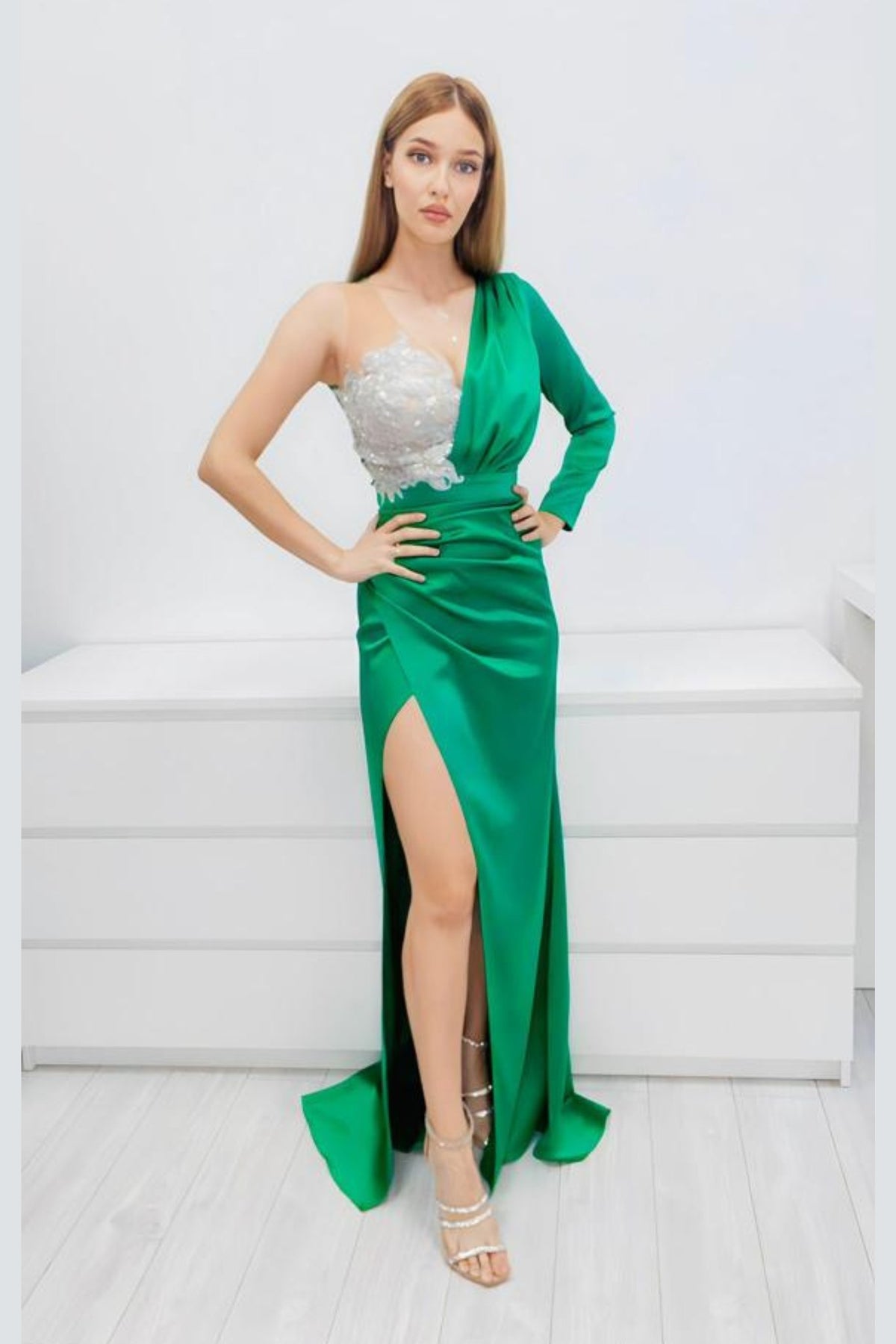 Abito lungo verde Moda-Mania con gonna a tulipano in taffetà, stile monomaniaca, dettagli eleganti e tessuto lucido.