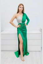Abito lungo verde Moda-Mania con gonna a tulipano in taffetà, stile monomaniaca, dettagli eleganti e tessuto lucido.