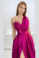 Abito lungo da cerimonia svasato magenta Axa con spacco laterale, corpetto con piume e fiori 3D, firma Moda-Mania.