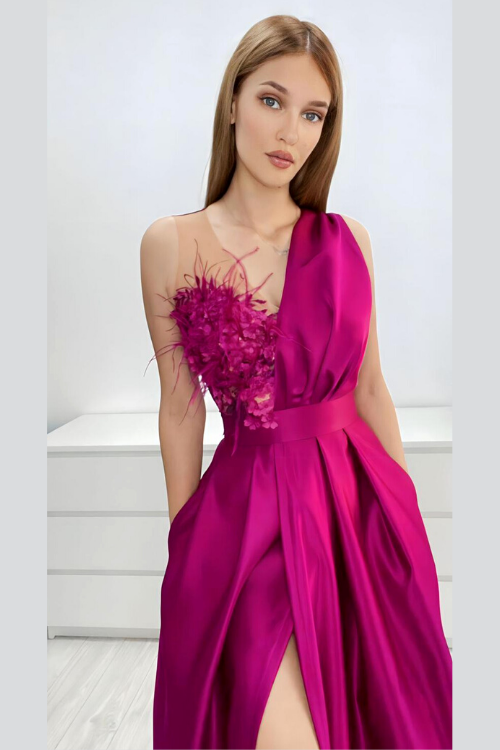 Abito lungo da cerimonia svasato magenta Axa con spacco laterale, corpetto con piume e fiori 3D, firma Moda-Mania.