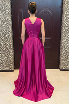 Abito lungo da cerimonia svasato magenta Axa con spacco laterale, corpetto con piume e fiori 3D, per occasioni eleganti.