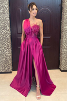 Abito lungo da cerimonia magenta Moda-Mania con spacco laterale, corpetto con piume e fiori 3D, stile svasato elegante.