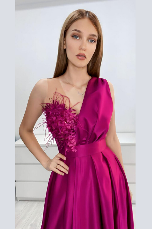Abito lungo da cerimonia magenta Axa con spacco laterale, corpetto con piume e fiori 3D, stile svasato, elegante e raffinato.