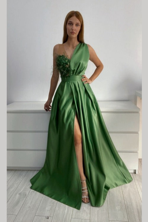 Abito lungo da cerimonia svasato verde kaki Axa con spacco laterale, corpetto in perline, piume e fiori 3D.