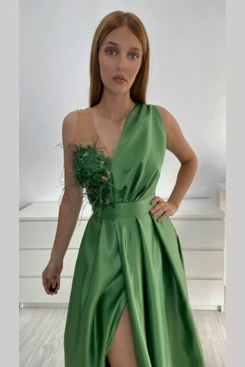 Abito lungo da cerimonia verde kaki Axa con spacco laterale, corpetto in perline, piume e fiori 3D, stile svasato.