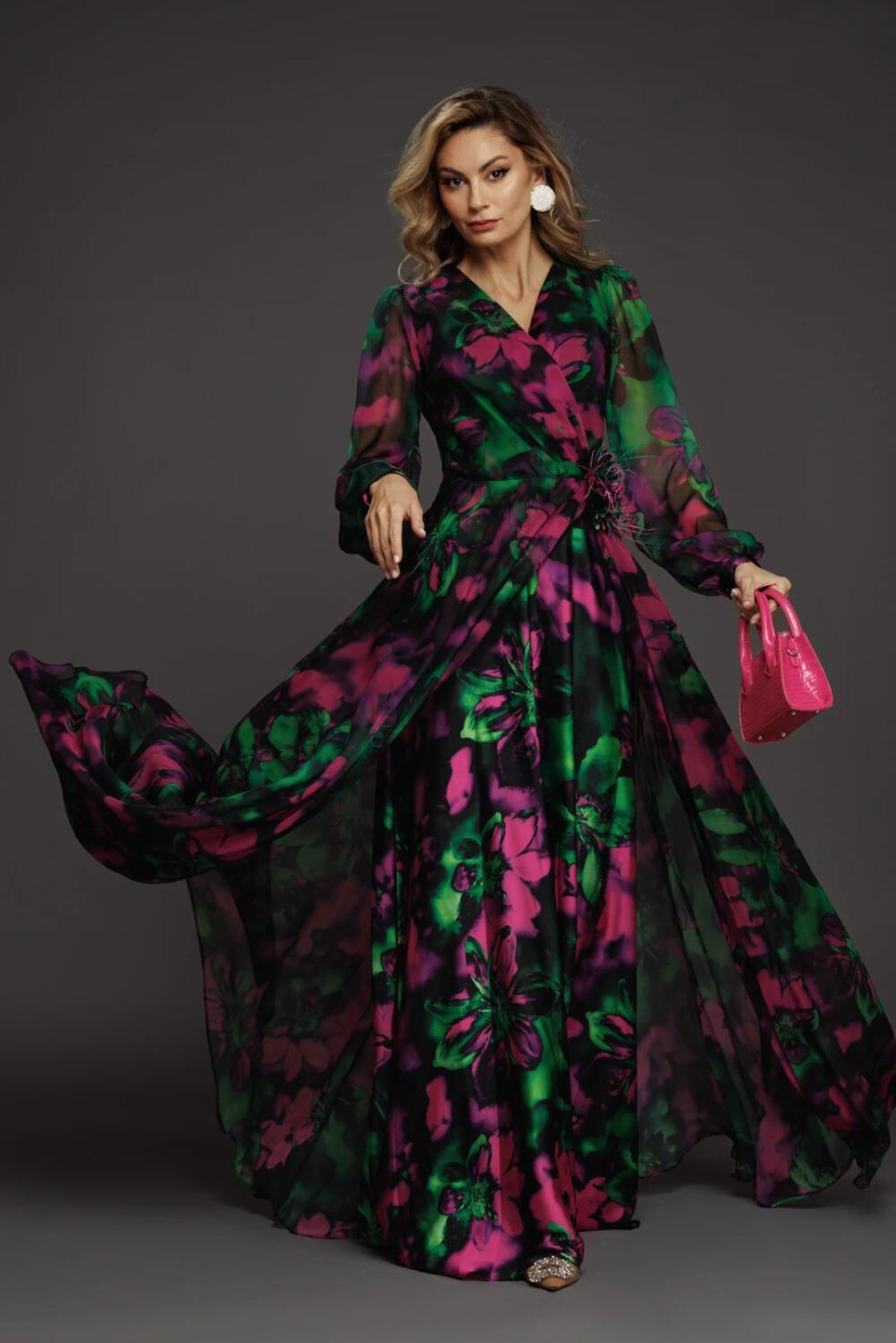 Abito lungo elegante svasato a fantasia floreale verde e magenta con spilla a fiore, Moda-Mania, vista frontale.