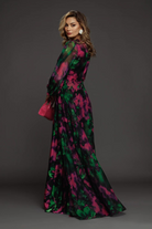 Abito lungo elegante svasato a fantasia floreale verde e magenta con spilla a fiore, Moda-Mania.