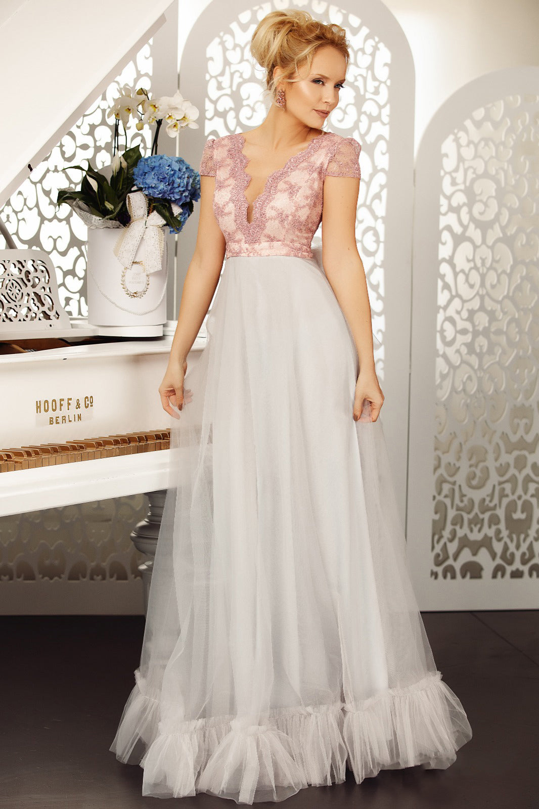 Abito lungo elegante Fofy con corpino ricamato rosa aderente e gonna ampia grigia in tulle, vestito da sera raffinato.