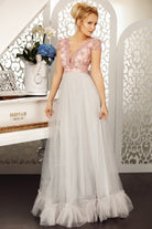 Abito lungo elegante Fofy con corpino ricamato rosa aderente e gonna ampia grigia in tulle, vestito da sera raffinato.