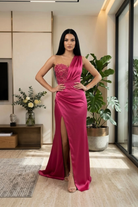 Abito lungo fucsia Moda-Mania con corpetto a fiori 3D e gonna a tulipano in taffetà, stile elegante e femminile.